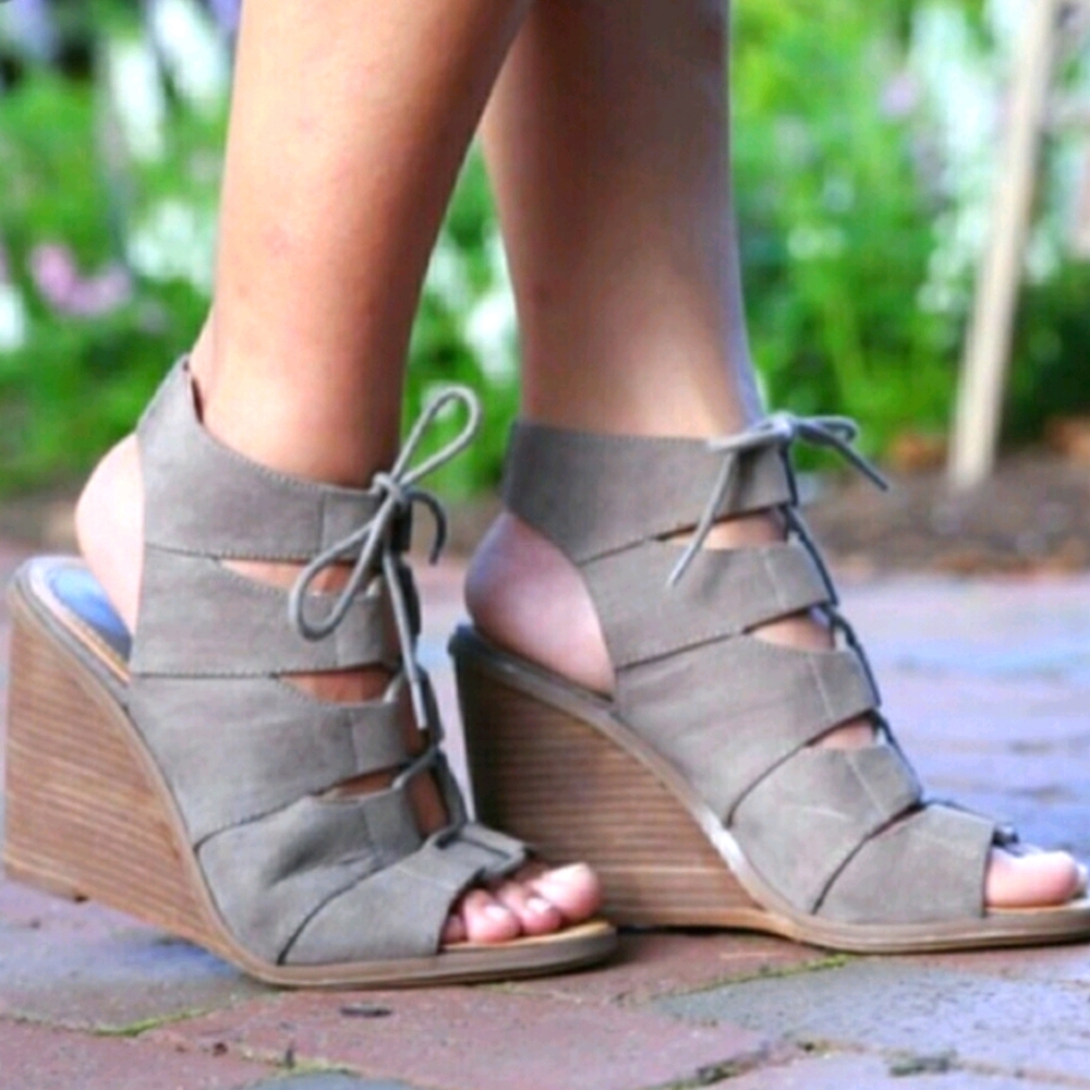 Melrose Market Calisa taupe laceup wedges sz 8.5